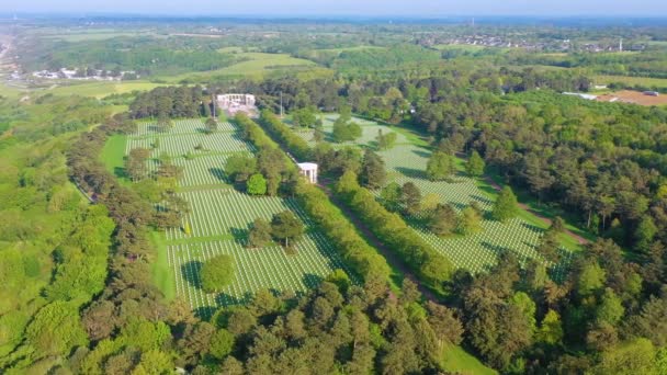 Flyg Över Stora Amerikanska Världskriget Två Kyrkogård Minnesmärke Omaha Beach — Stockvideo