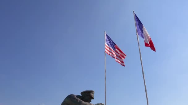 Amerikan Fransız Bayraklarından Dünya Savaşı Anısına Utah Sahili Normady Fransa — Stok video
