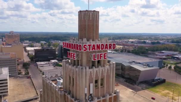 ミシシッピ州ジャクソンのダウンタウンのビジネス地区での標準的な生活と建物の良い空中確立ショット — ストック動画