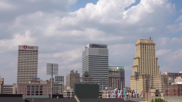 Zeitraffer Aufnahme Von Wolken Die Sich Hinter Der Skyline Der — Stockvideo