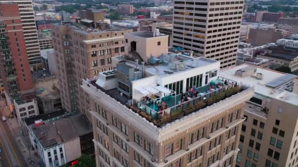 テネシー州メンフィス中心街の高層ビルの上のペントハウスバーの上の良い空中 — ストック動画