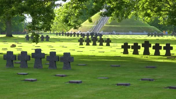 Túmulos Cruzes Cambe Nazi German World War Two Cemetery Memorial — Vídeo de Stock