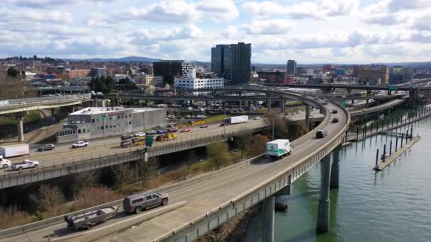 Hög Vinkel Etablering Skott Motorvägstrafik Och Willamette River Portland Oregon — Stockvideo