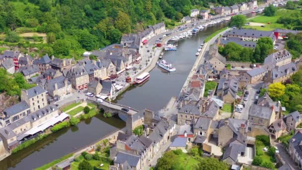 Antenne Über Der Hübschen Stadt Dinan Frankreich Mit Autobahnbrücke — Stockvideo