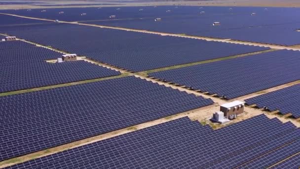 Luchtfoto Van Enorme Zonnepanelen Zonne Energie Velden Schone Energie Oplossing — Stockvideo