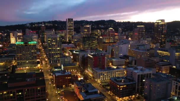 Ascensão Aérea Distrito Negócios Centro Portland Oregon Noite — Vídeo de Stock