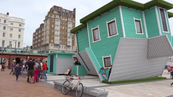 Bambini Giocano Funhouse Sottosopra Sulla Spiaggia Brighton Regno Unito — Video Stock