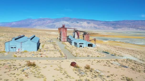 Flyg Över Övergiven Glasfabrik Längs Motorväg 395 Vid Owens Lake — Stockvideo