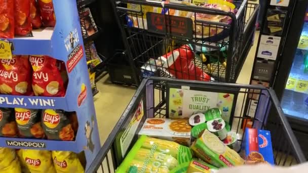 2020 Během Propuknutí Viru Covid Americe Kupci Paniky Tlačí Supermarketu — Stock video
