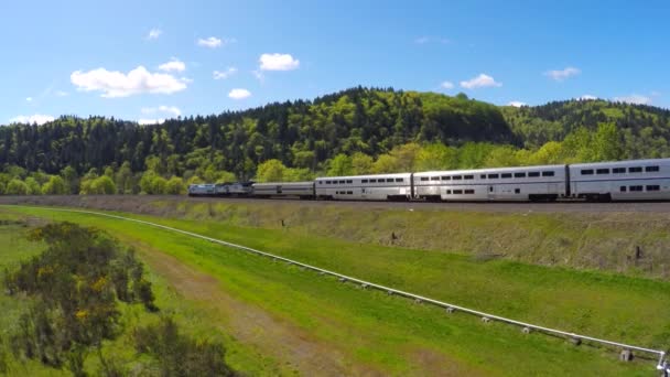 Luchtfoto Een Amtrak Passagierstrein — Stockvideo