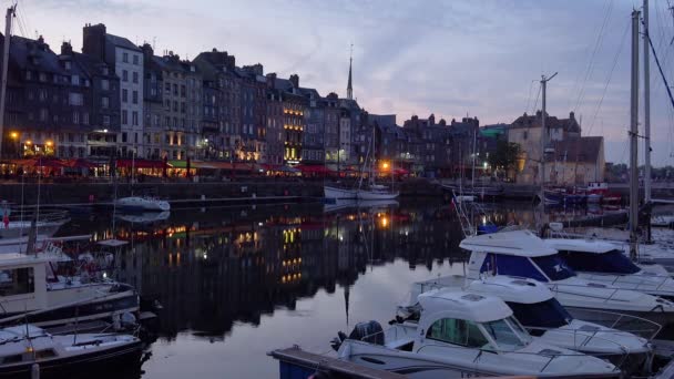 Natt Upprättande Honfleur Frankrike Med Gamla Färgglada Byggnader Yachter Segelbåtar — Stockvideo