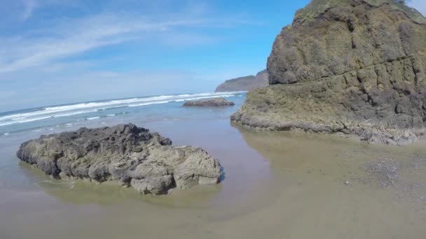 波が砕ける美しいビーチの上に立ち上がる空のイメージ — ストック動画
