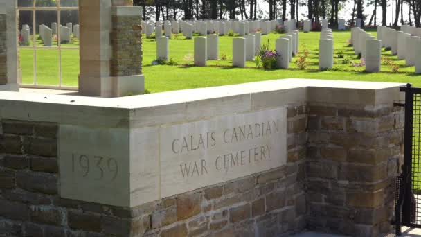 位于法国诺曼底奥马哈海滩附近的加来加拿大第二次世界大战公墓纪念碑旁边的坟墓和十字架 — 图库视频影像