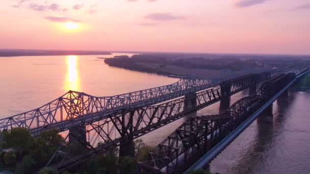 Gute Antenne Bei Sonnenuntergang Über Drei Brücken Über Den Mississippi — Stockvideo