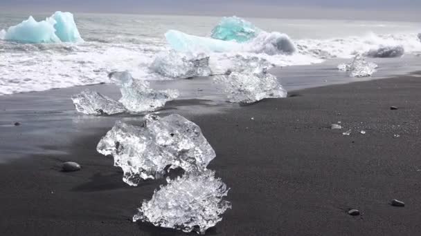 Grandes Icebergs Claros Desembarcan Islandia Diamond Beach Jokulsarlon — Vídeo de stock