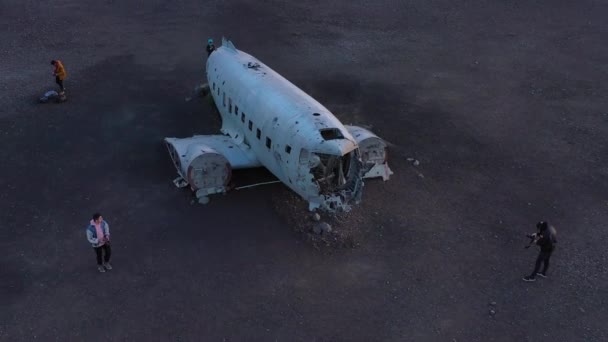 Flugzeug Über Einer Abgestürzten Der Navy Auf Dem Schwarzen Sand — Stockvideo