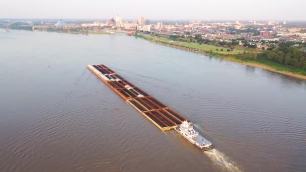 Good Aerial Mississippi River Barge Revealing Memphis Tennessee Background — Stock Video