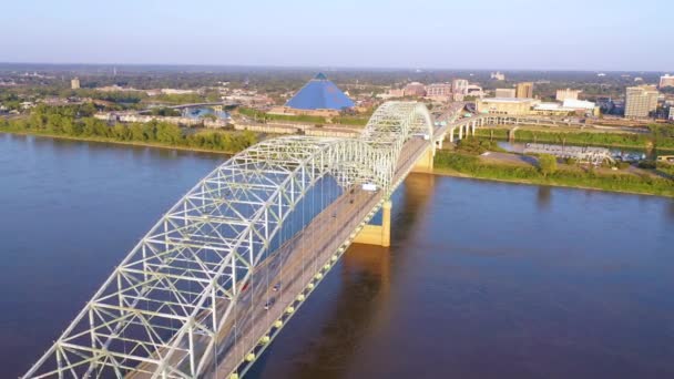 Wspaniała Antena Zbliża Się Memphis Tennessee Przez Rzekę Mississippi Pierwszym — Wideo stockowe