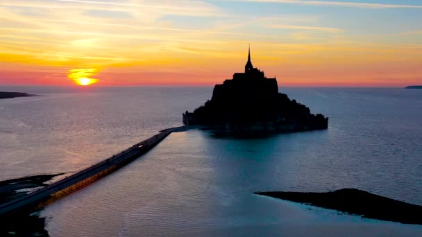 Fantastisk Antenn Mont Saint Michel Frankrike Silhuett Vid Solnedgången — Stockvideo