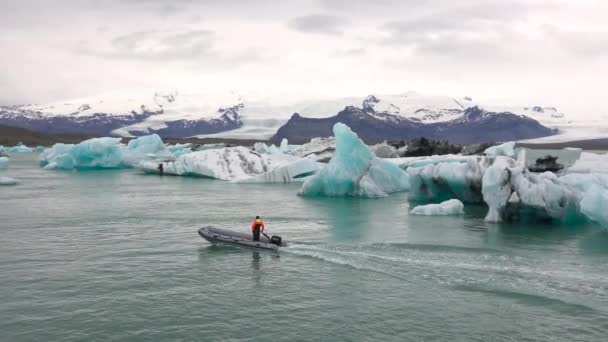 Bote Zodiacal Atraviesa Icebergs Una Laguna Glaciar Que Derrite Jokulsarlon — Vídeos de Stock