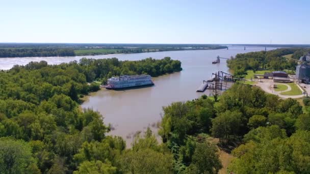 Flygfoto Paddel Ångbåt Lyx Kryssningsfartyg Dockade Vik Mississippi Floden — Stockvideo