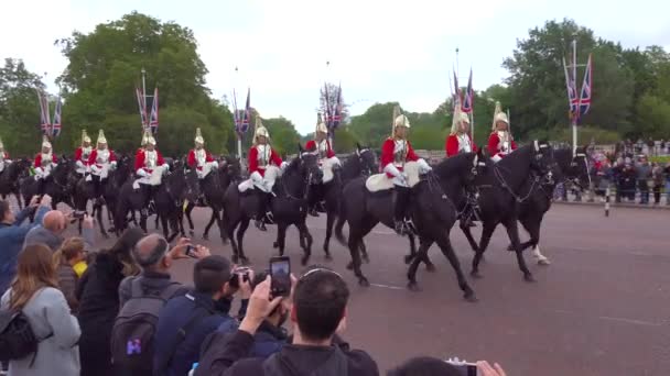バッキンガム宮殿の騎馬警備員はバッキンガム宮殿ロンドンの近くに馬に乗る — ストック動画