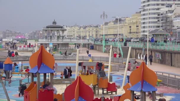 Los Niños Juegan Parque Infantil Paseo Marítimo Brighton Beach Reino — Vídeos de Stock