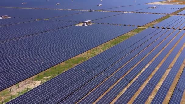 Flygfoto Stora Solpaneler Och Solkraftfält Ren Energilösning Kaliforniens Öken Nära — Stockvideo