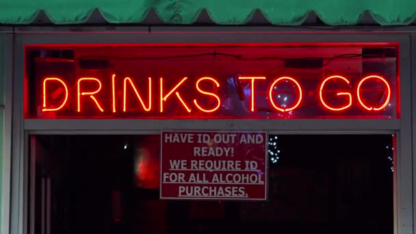 孟菲斯在比尔街上的一个霓虹灯招牌上读着 到街上去拿酒喝 — 图库视频影像