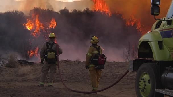 2017 Год Пожарные Наблюдают Калифорнии Полыхает Бесконтрольно — стоковое видео