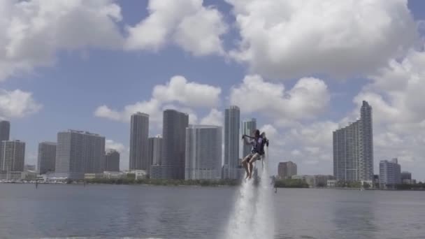 Miami Florida Circa 2018 Mann Schwebt Mit Wasserjetpack Fliegenbrett Auf — Stockvideo