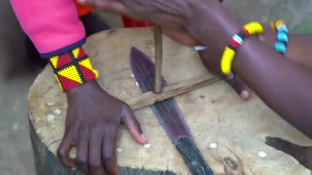 Circa 2018 Los Guerreros Masai Tribales Inician Fuego Una Manera — Vídeo de stock