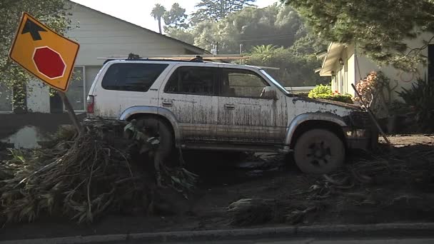 2018 Fire Crews Inspect Damage Mudslides Montecito California Thomas Fire — Stock Video