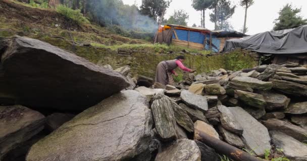 Nepalska Kobieta Zbiera Kamienie Przed Prowizorycznym Namiotem Domu Tym Jak — Wideo stockowe
