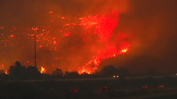 2017 トーマス火災は カリフォルニア州ベンチュラとサンタバーバラの近くの101高速道路の上の丘で夜に燃焼します — ストック動画