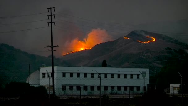 2017 Thomas Fire Płonie Wzgórzach Nad Venturą Santa Barbara Kalifornii — Wideo stockowe