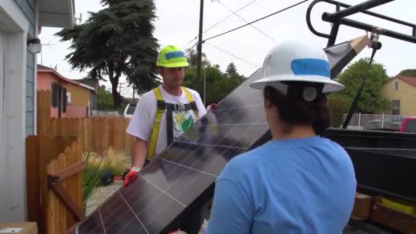 Trabalhadores Instalam Painéis Solares Telhado Uma Casa Classe Média — Vídeo de Stock