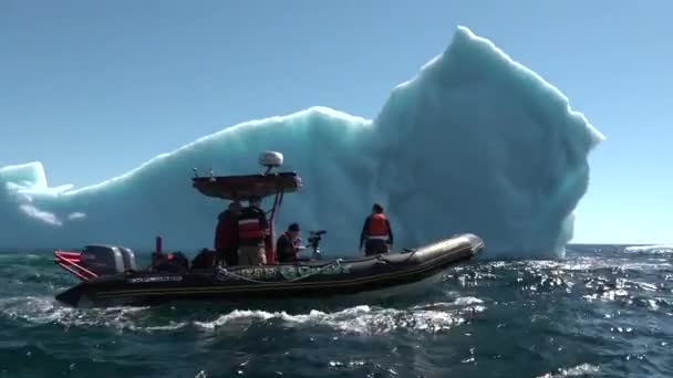 Pesquisadores Barco Zodíaco Passam Por Iceberg Maciço Ártico — Vídeo de Stock