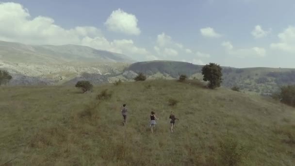 Bosnia Circa 2018 3人が丘の中腹を走っているルコミール村の高地とボスニアの山の上空をドローン — ストック動画