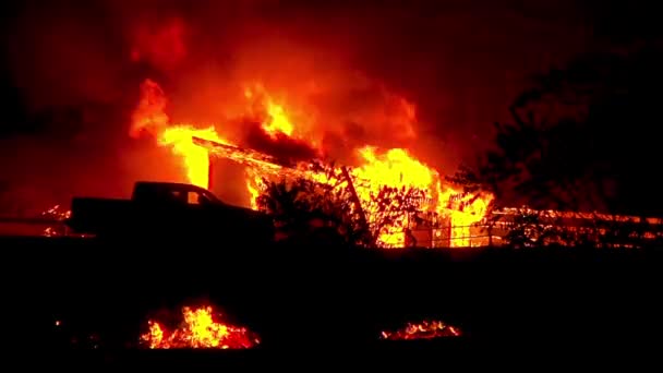 2017 ベンチュラ郡とサンタバーバラ郡のトーマス火災の間 夜に家が地面に火傷する — ストック動画