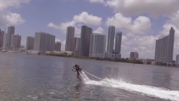 Miami Florida Circa 2018 フロリダ州マイアミの海に水上ジェットパックのフライボードを使用して男がホバー — ストック動画