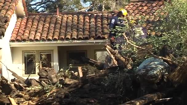 2018 Ekipy Strażackie Sprawdzają Szkody Spowodowane Przez Lawinę Błotną Montecito — Wideo stockowe