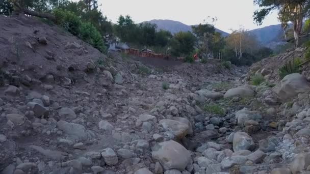 2018年 在Montecito洪水灾害期间 通过瓦砾盆地泥石流区升空 — 图库视频影像