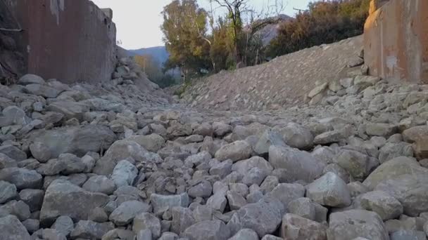 2018 Montecito Sel Felaketi Sırasında Enkaz Havzasından Geçen Toprak Kayması — Stok video