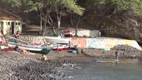 子供たちはカーボベルデ島のビーチで遊ぶアフリカの漁村 — ストック動画