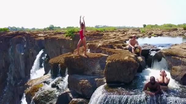 Zambia Circa 2018 Toeristen Verzamelen Zich Bij Devil Pool Rand — Stockvideo