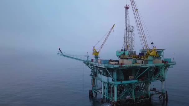 Moody Mística Toma Aérea Derricks Petróleo Plataformas Frente Costa Santa — Vídeos de Stock