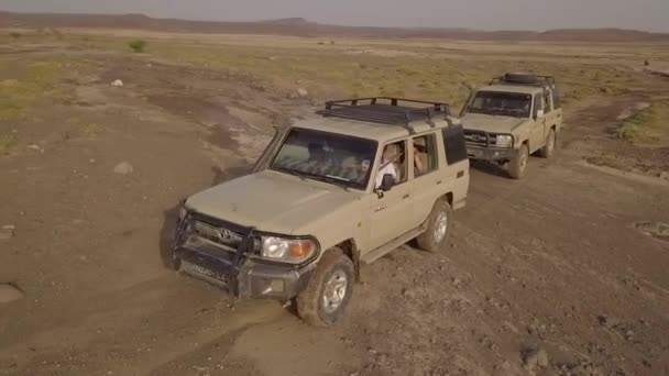 Circa 2018 美丽的空中四轮驱动吉普车穿越吉布提或索马里沙漠 — 图库视频影像