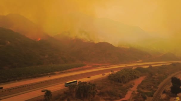 Anmärkningsvärd Antenn Över Den Enorma Thomas Fire Brinner Bergen Ventura — Stockvideo