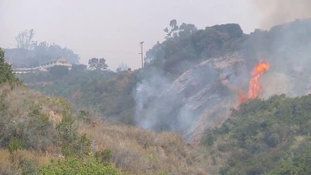 2017年 トーマス火災がカリフォルニア州ベンチュラ郡とサンタバーバラ市の丘陵地帯で制御不能になる — ストック動画